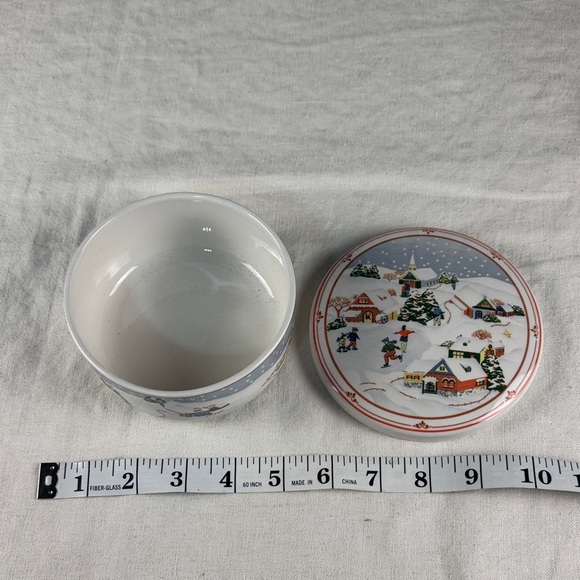 Hancook Festive Winter Scene Ceramic lidded Bowl - Picture 5 of 12